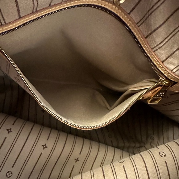 Delightful Louis Vuitton - Picture 3 of 12